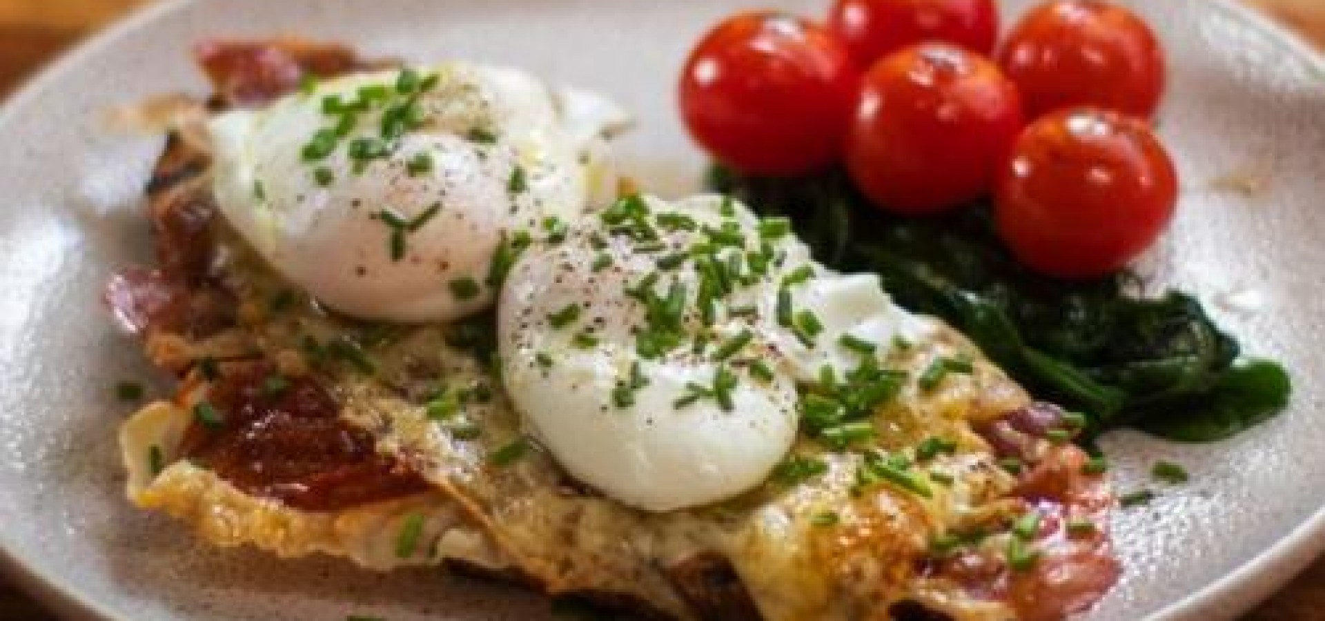 Αυγά ποσέ με σπανάκι, ντοματίνια και προσούτο!